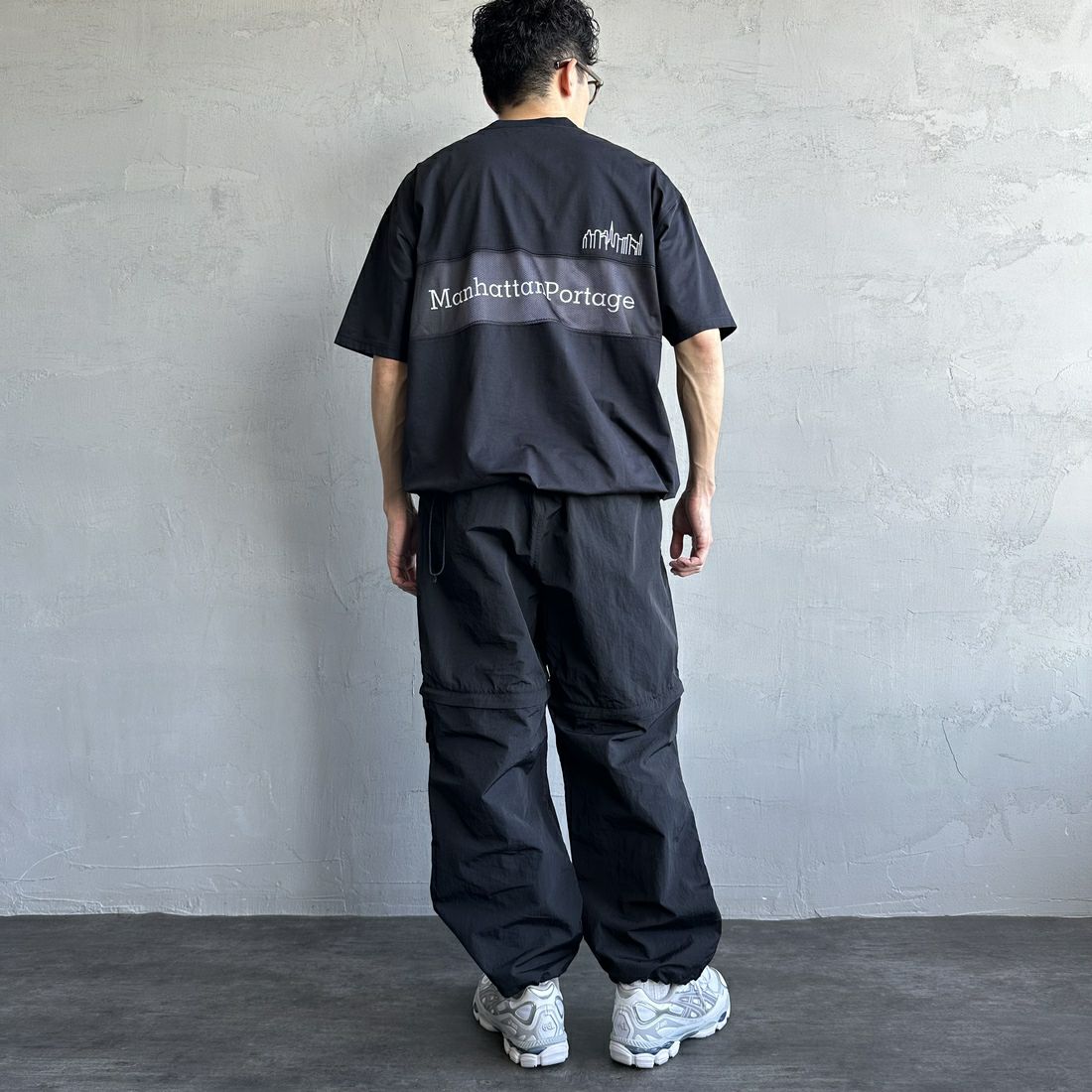 MANHATTAN PORTAGE [マンハッタンポーテージ] 別注 メッシュ切替 バックプリントTシャツ [25SSMP-IN65-JF] BLACK &&モデル身長：168cm 着用サイズ：L&&