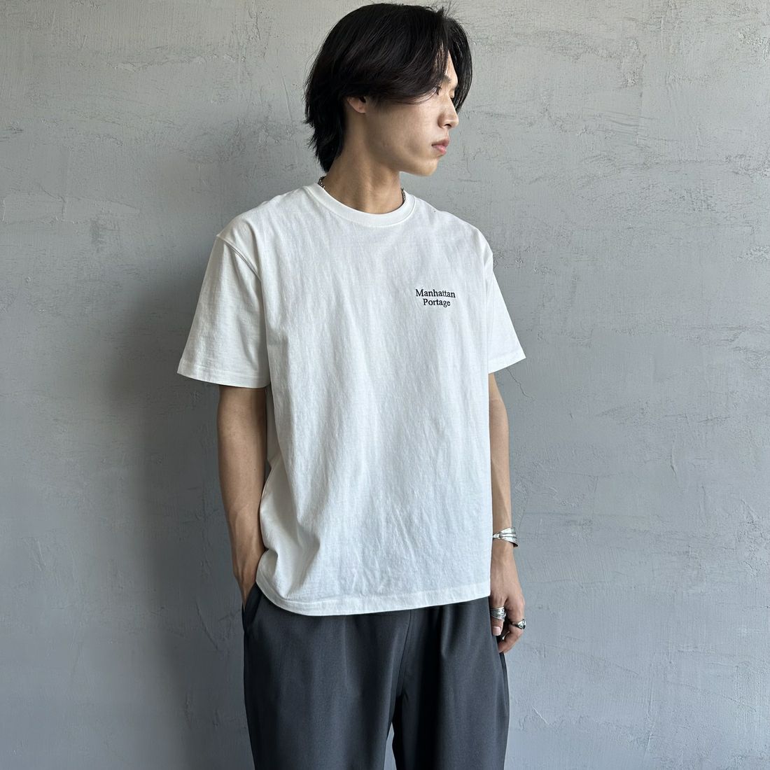MANHATTAN PORTAGE [マンハッタンポーテージ] 別注 バックフォトプリントTシャツ [25SSMP-IN67-JF] WHITE &&モデル身長：179cm 着用サイズ：L&&