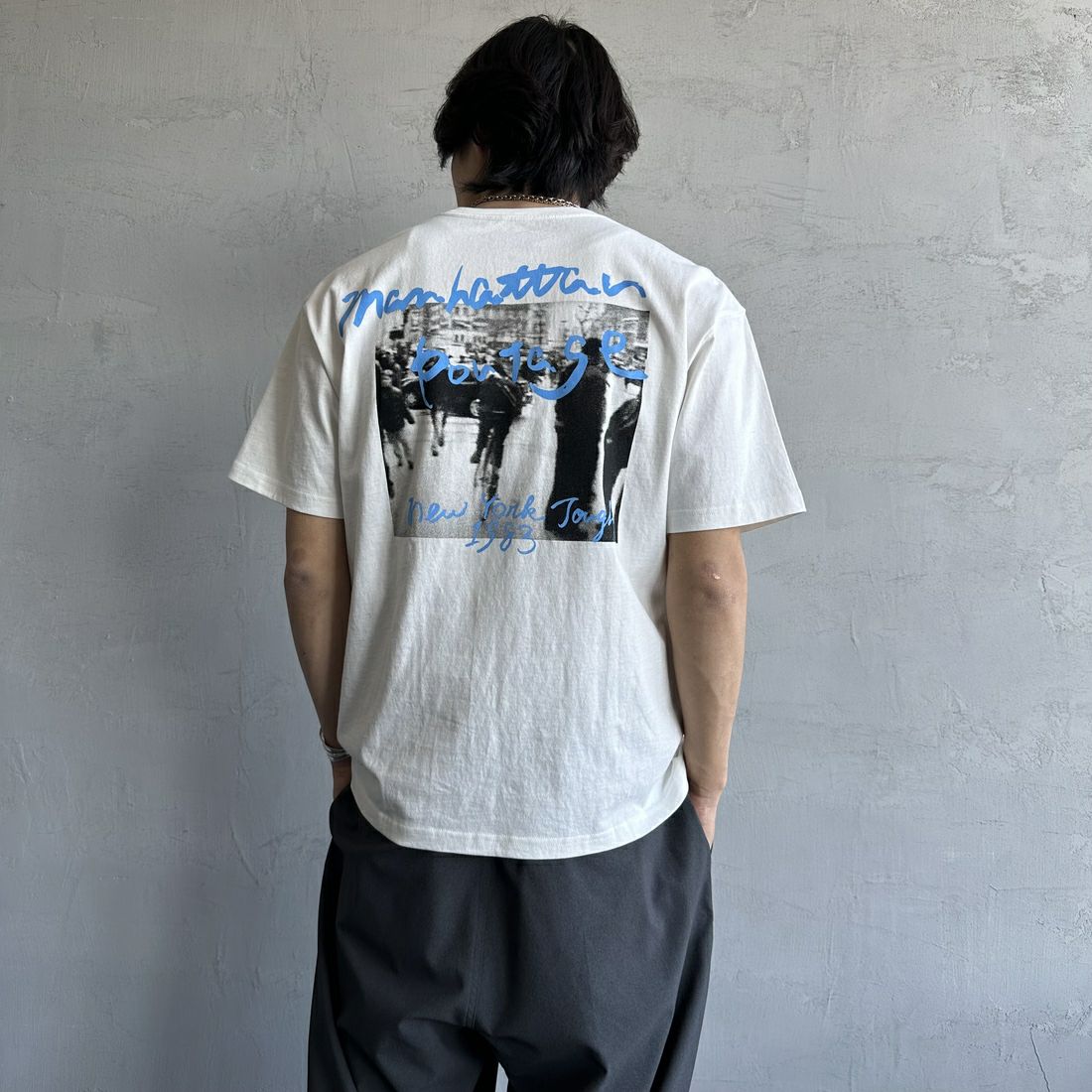 MANHATTAN PORTAGE [マンハッタンポーテージ] 別注 バックフォトプリントTシャツ [25SSMP-IN67-JF] WHITE &&モデル身長：179cm 着用サイズ：L&&