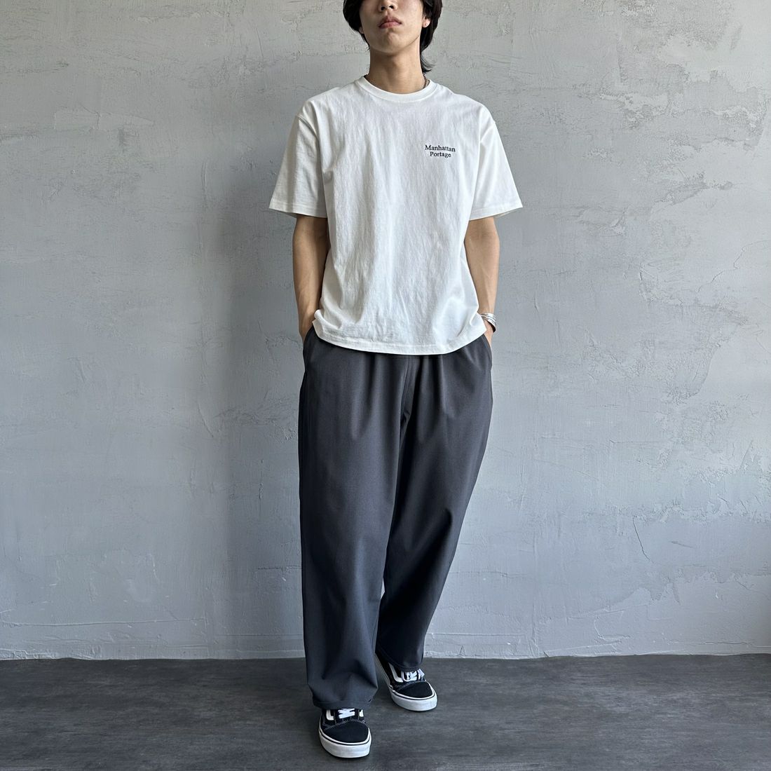 MANHATTAN PORTAGE [マンハッタンポーテージ] 別注 バックフォトプリントTシャツ [25SSMP-IN67-JF] WHITE &&モデル身長：179cm 着用サイズ：L&&