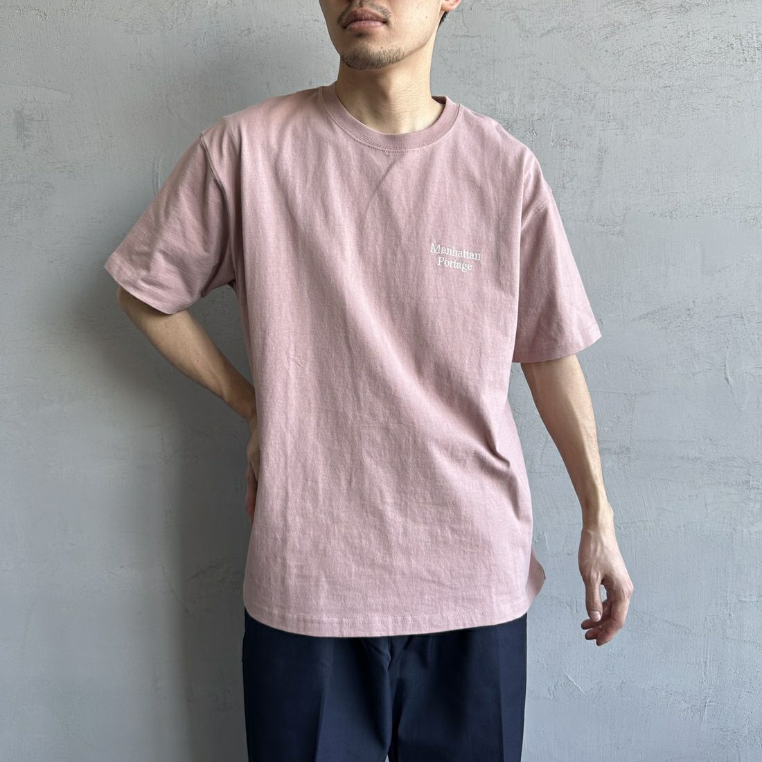 MANHATTAN PORTAGE [マンハッタンポーテージ] 別注 バックフォトプリントTシャツ [25SSMP-IN67-JF] PINK &&モデル身長：168cm 着用サイズ：L&&