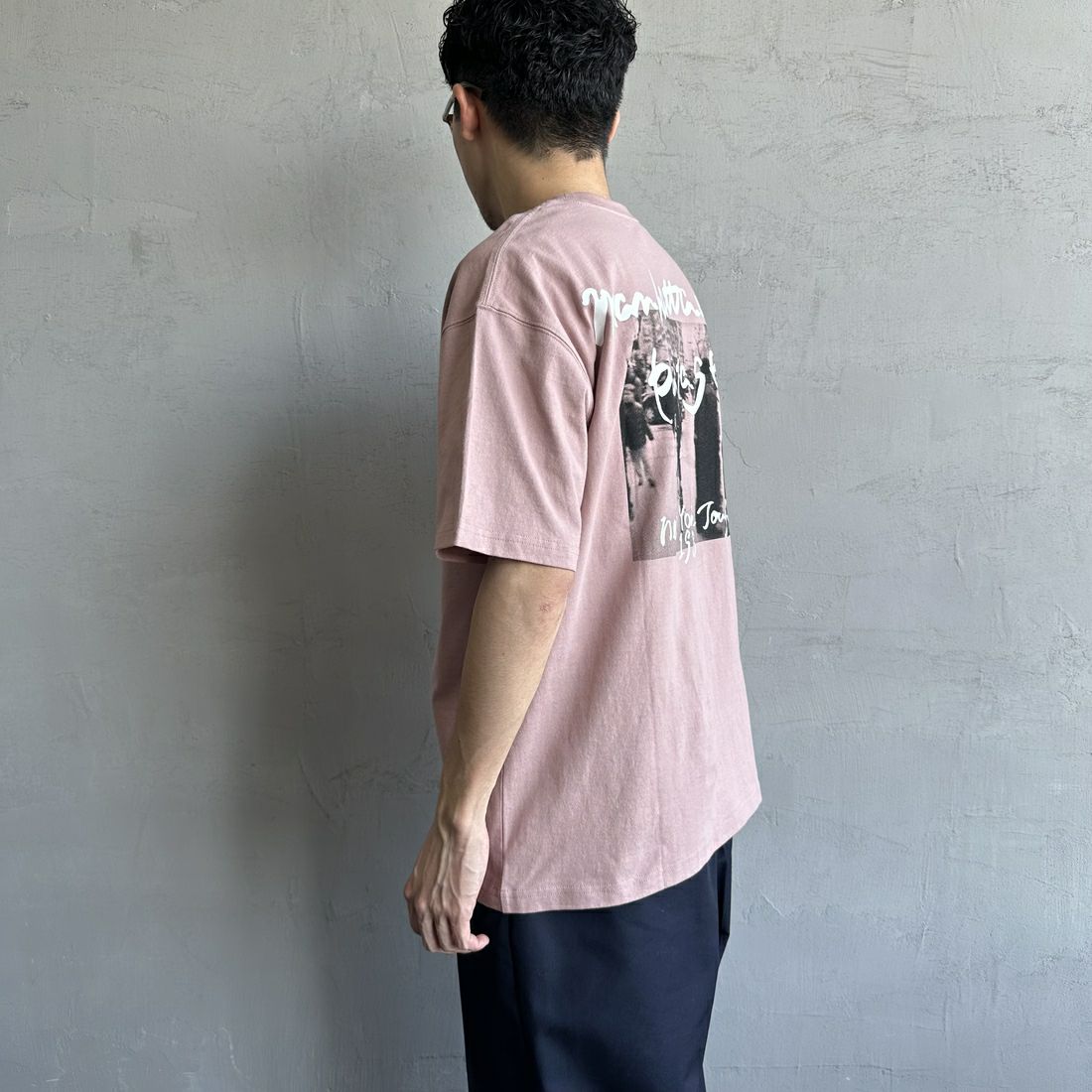 MANHATTAN PORTAGE [マンハッタンポーテージ] 別注 バックフォトプリントTシャツ [25SSMP-IN67-JF] PINK &&モデル身長：168cm 着用サイズ：L&&