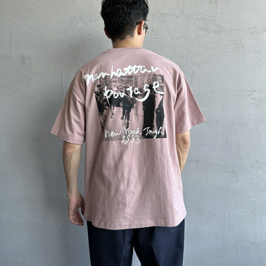 MANHATTAN PORTAGE [マンハッタンポーテージ] 別注 バックフォトプリントTシャツ [25SSMP-IN67-JF] PINK &&モデル身長：168cm 着用サイズ：L&&