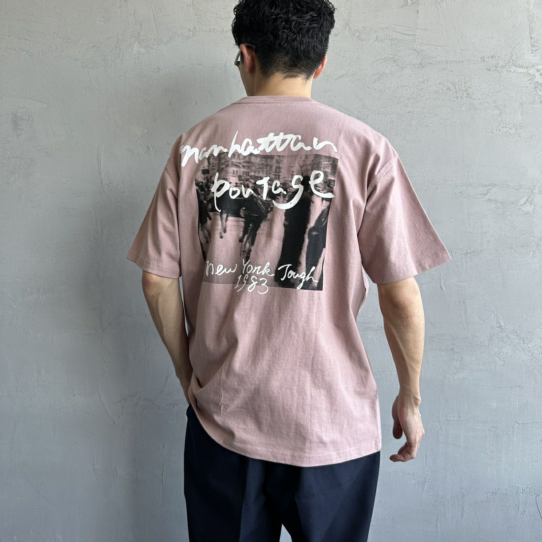 MANHATTAN PORTAGE [マンハッタンポーテージ] 別注 バックフォトプリントTシャツ [25SSMP-IN67-JF] PINK &&モデル身長：168cm 着用サイズ：L&&
