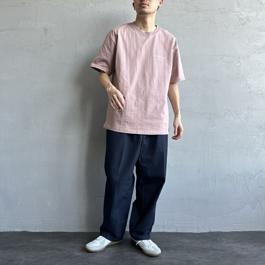 MANHATTAN PORTAGE [マンハッタンポーテージ] 別注 バックフォトプリントTシャツ [25SSMP-IN67-JF] PINK &&モデル身長：168cm 着用サイズ：L&&