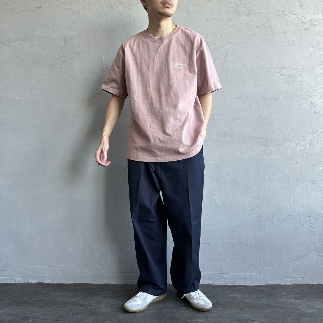 MANHATTAN PORTAGE [マンハッタンポーテージ] 別注 バックフォトプリントTシャツ [25SSMP-IN67-JF] PINK &&モデル身長：168cm 着用サイズ：L&&