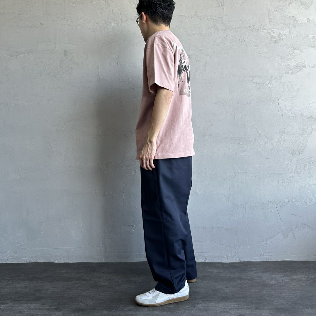 MANHATTAN PORTAGE [マンハッタンポーテージ] 別注 バックフォトプリントTシャツ [25SSMP-IN67-JF] PINK &&モデル身長：168cm 着用サイズ：L&&