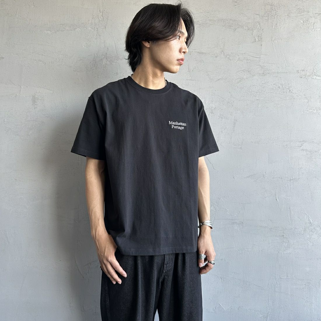 MANHATTAN PORTAGE [マンハッタンポーテージ] 別注 バックフォトプリントTシャツ [25SSMP-IN67-JF] BLACK &&モデル身長：179cm 着用サイズ：L&&