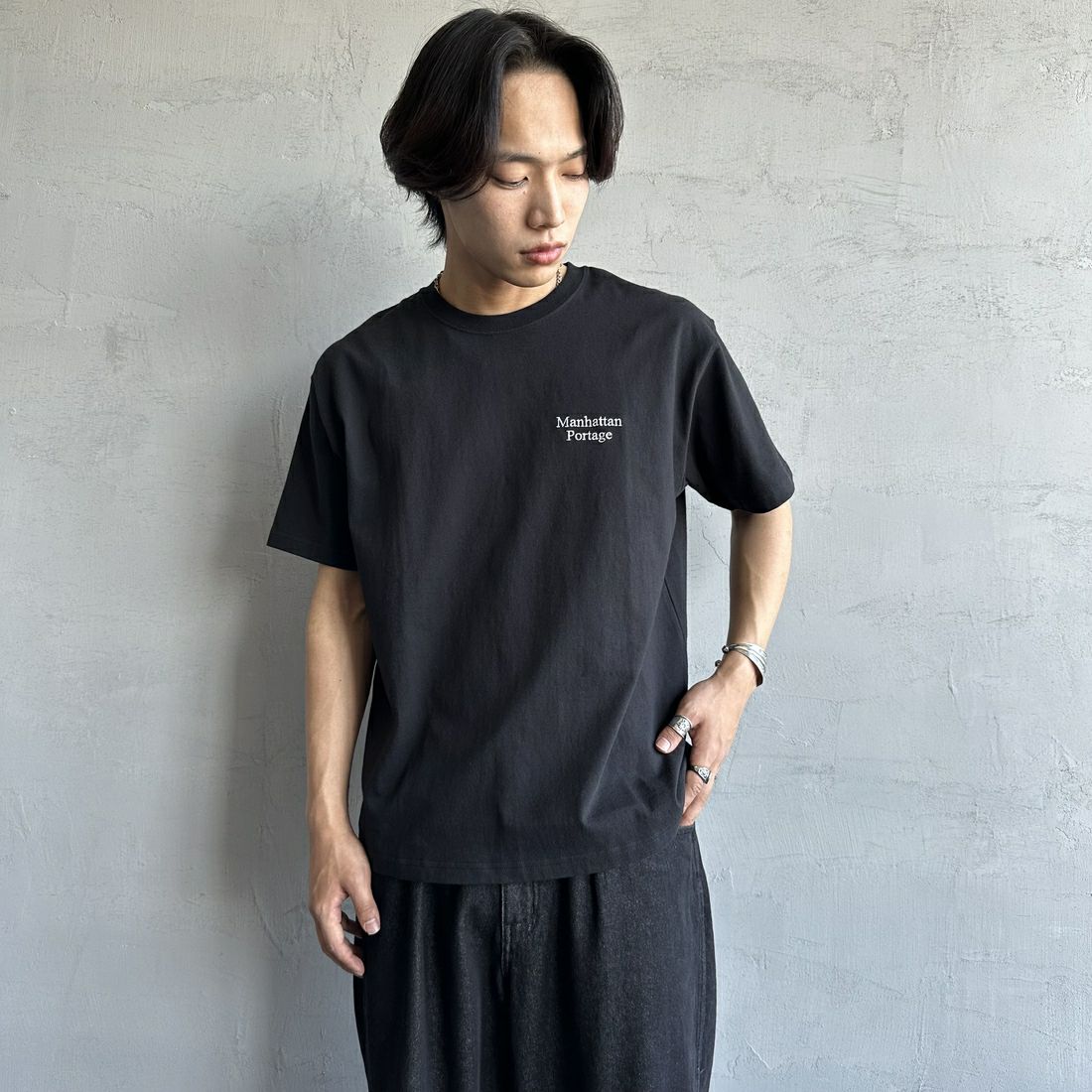 MANHATTAN PORTAGE [マンハッタンポーテージ] 別注 バックフォトプリントTシャツ [25SSMP-IN67-JF] BLACK &&モデル身長：179cm 着用サイズ：L&&