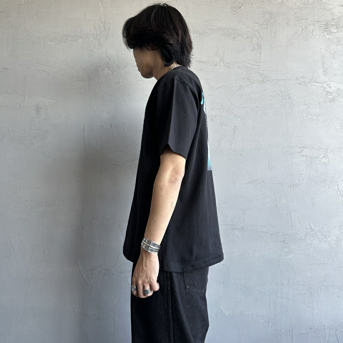 MANHATTAN PORTAGE [マンハッタンポーテージ] 別注 バックフォトプリントTシャツ [25SSMP-IN67-JF] BLACK &&モデル身長：179cm 着用サイズ：L&&