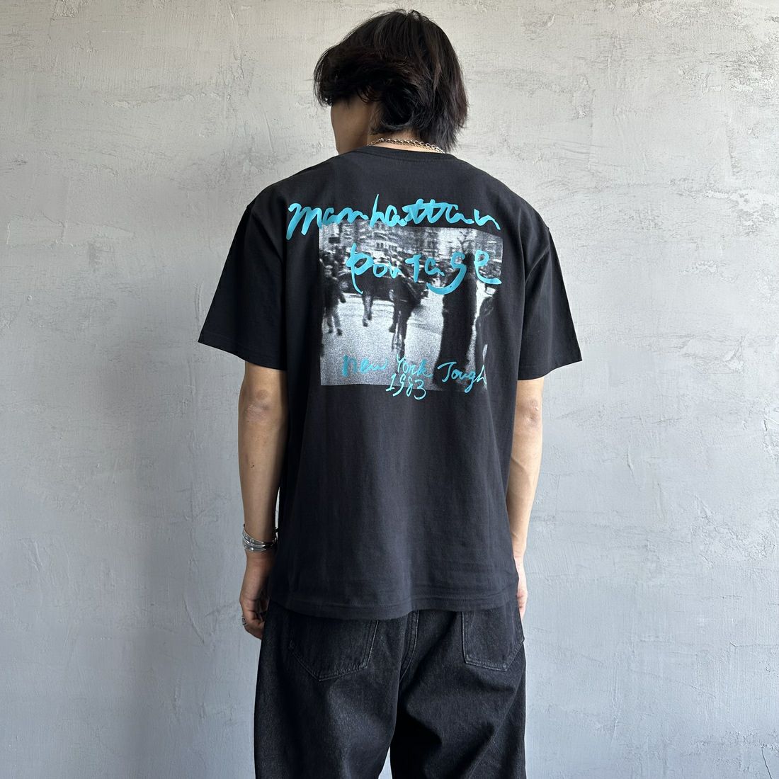 MANHATTAN PORTAGE [マンハッタンポーテージ] 別注 バックフォトプリントTシャツ [25SSMP-IN67-JF] BLACK &&モデル身長：179cm 着用サイズ：L&&