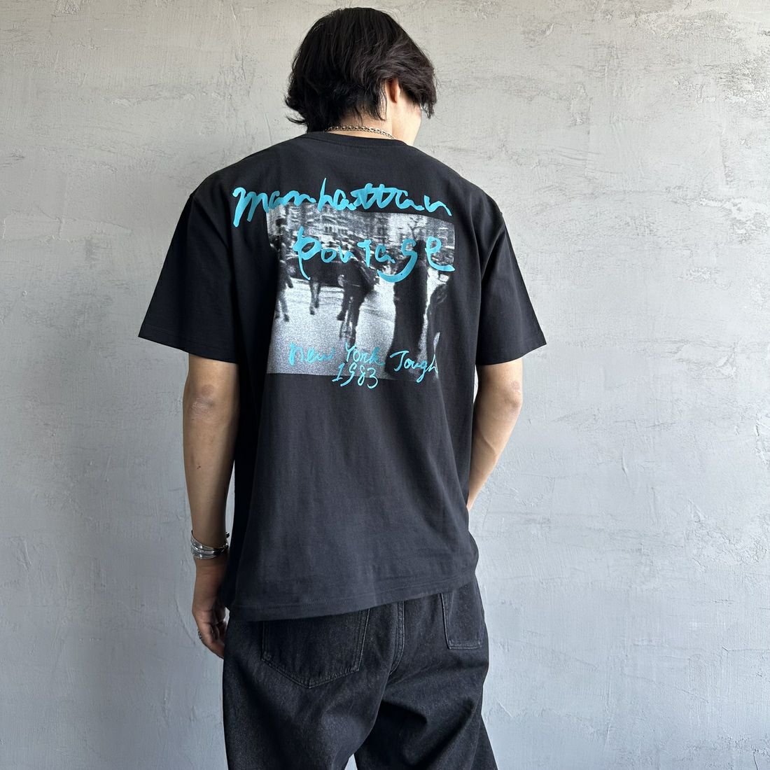 MANHATTAN PORTAGE [マンハッタンポーテージ] 別注 バックフォトプリントTシャツ [25SSMP-IN67-JF] BLACK &&モデル身長：179cm 着用サイズ：L&&