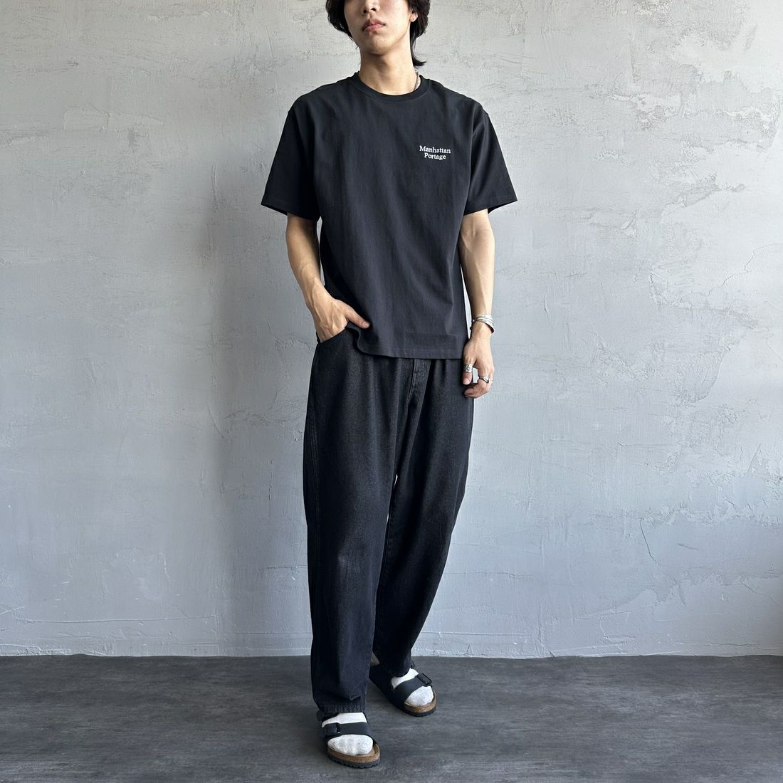 MANHATTAN PORTAGE [マンハッタンポーテージ] 別注 バックフォトプリントTシャツ [25SSMP-IN67-JF] BLACK &&モデル身長：179cm 着用サイズ：L&&