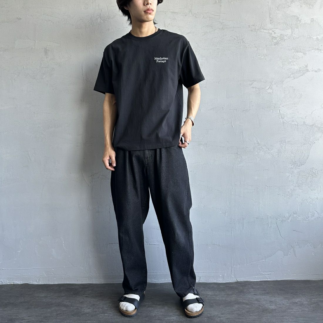 MANHATTAN PORTAGE [マンハッタンポーテージ] 別注 バックフォトプリントTシャツ [25SSMP-IN67-JF] BLACK &&モデル身長：179cm 着用サイズ：L&&