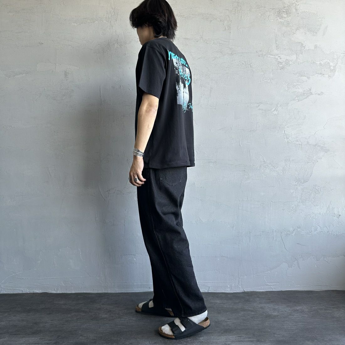 MANHATTAN PORTAGE [マンハッタンポーテージ] 別注 バックフォトプリントTシャツ [25SSMP-IN67-JF] BLACK &&モデル身長：179cm 着用サイズ：L&&
