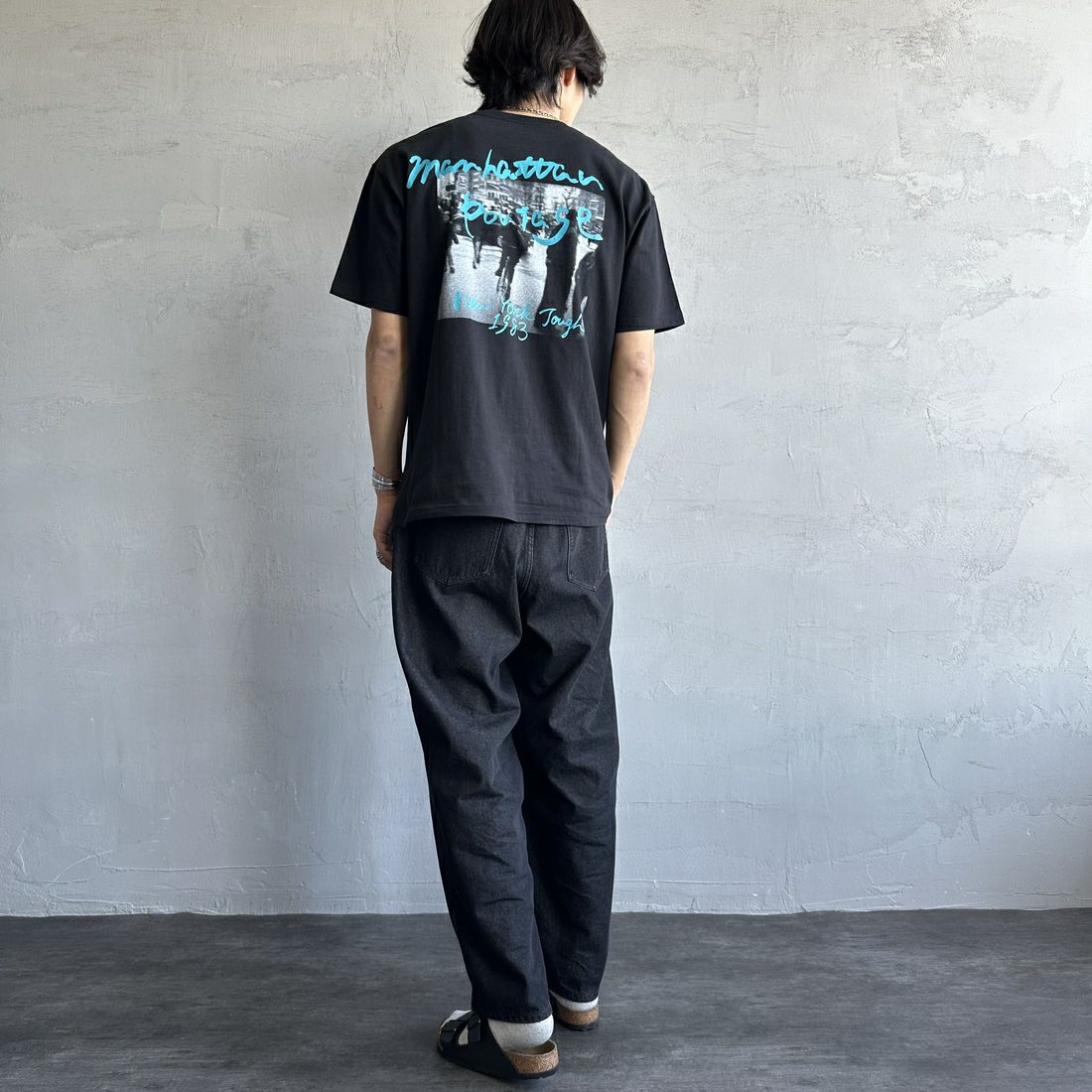 MANHATTAN PORTAGE [マンハッタンポーテージ] 別注 バックフォトプリントTシャツ [25SSMP-IN67-JF] BLACK &&モデル身長：179cm 着用サイズ：L&&