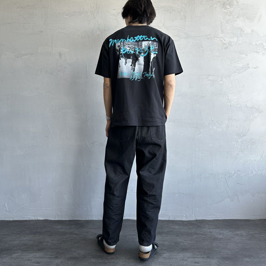 MANHATTAN PORTAGE [マンハッタンポーテージ] 別注 バックフォトプリントTシャツ [25SSMP-IN67-JF] BLACK &&モデル身長：179cm 着用サイズ：L&&