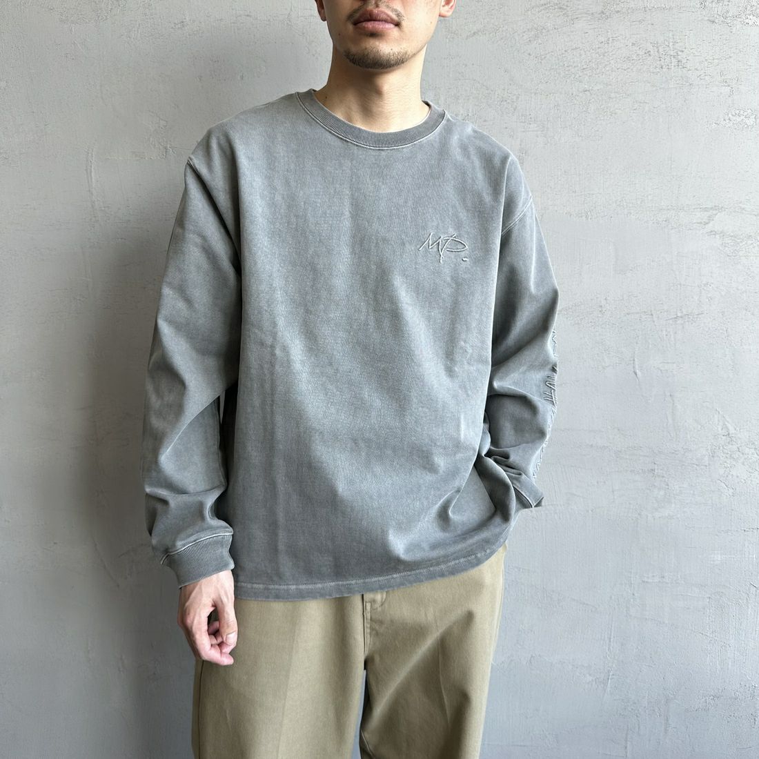 MANHATTAN PORTAGE [マンハッタンポーテージ] 別注 ピグメント染め 手書き風バックロゴ刺繍ロンT [25SSMP-IN64-JF] IVORY &&モデル身長：179cm 着用サイズ：L&&