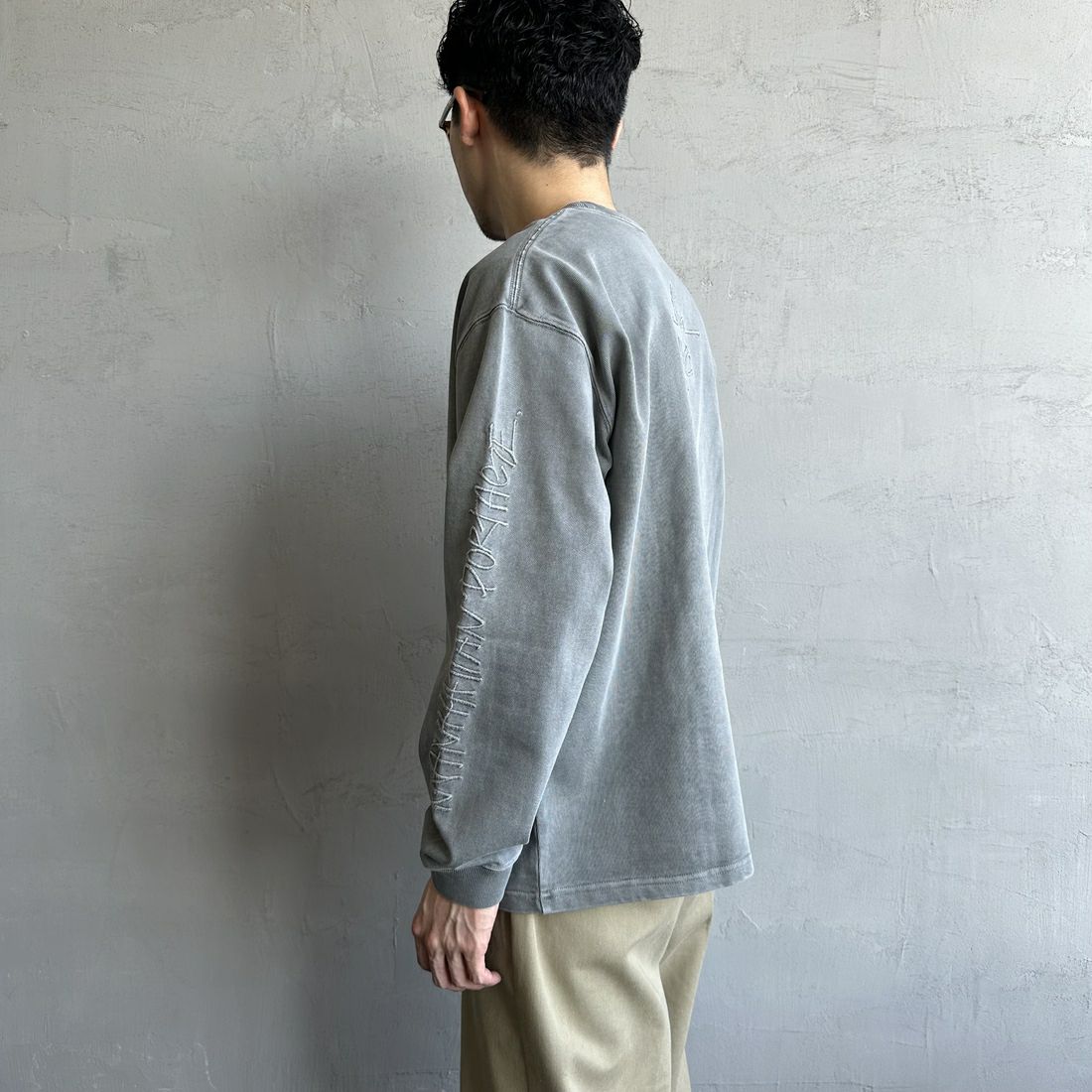 MANHATTAN PORTAGE [マンハッタンポーテージ] 別注 ピグメント染め 手書き風バックロゴ刺繍ロンT [25SSMP-IN64-JF] IVORY &&モデル身長：179cm 着用サイズ：L&&