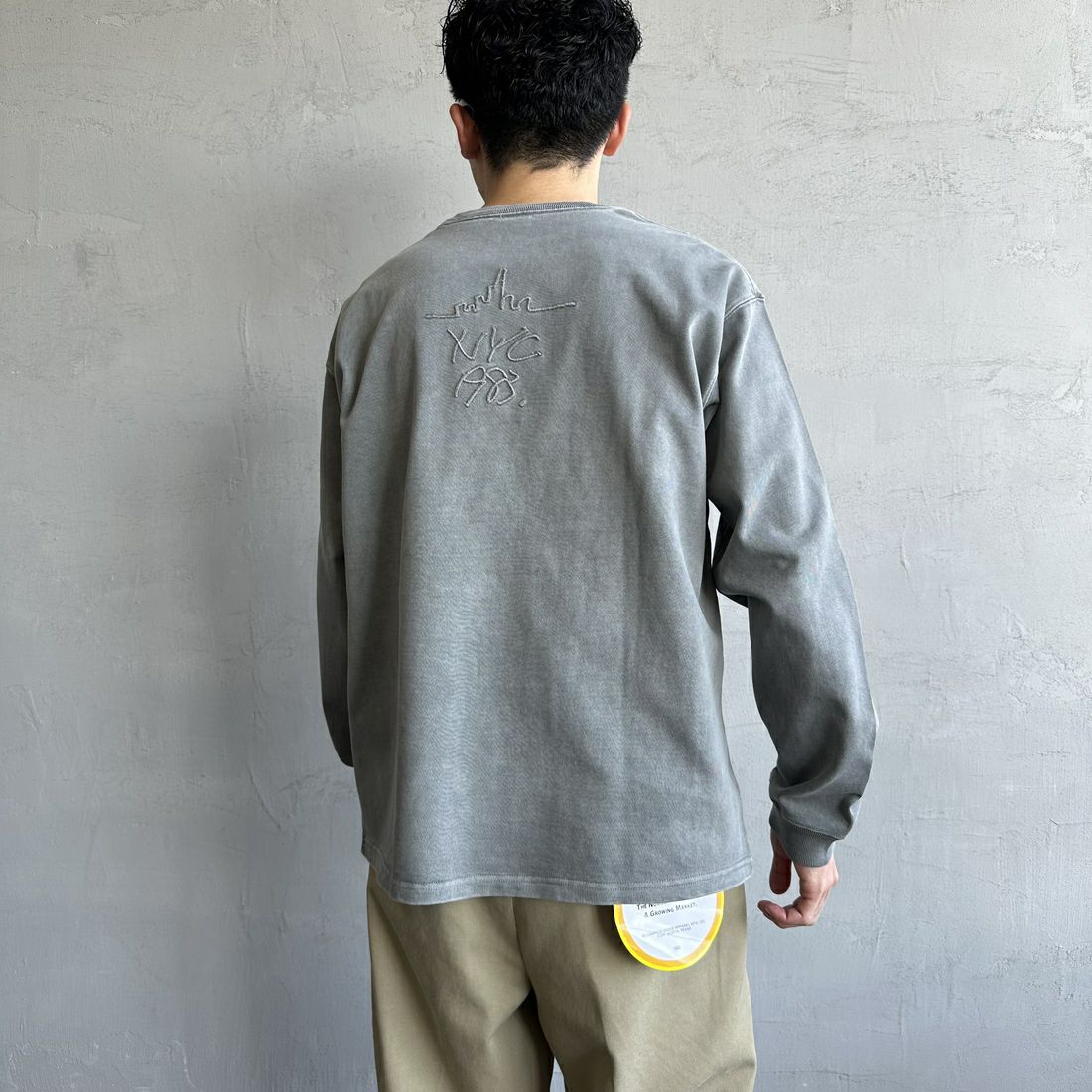 MANHATTAN PORTAGE [マンハッタンポーテージ] 別注 ピグメント染め 手書き風バックロゴ刺繍ロンT [25SSMP-IN64-JF] IVORY &&モデル身長：179cm 着用サイズ：L&&