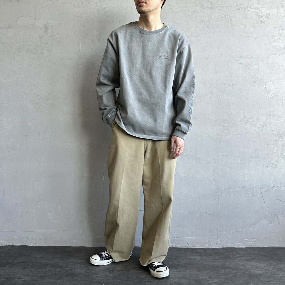MANHATTAN PORTAGE [マンハッタンポーテージ] 別注 ピグメント染め 手書き風バックロゴ刺繍ロンT [25SSMP-IN64-JF] IVORY &&モデル身長：179cm 着用サイズ：L&&