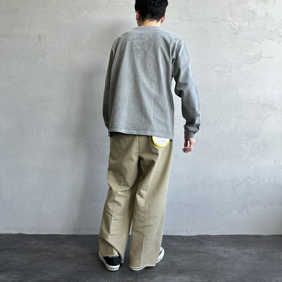 MANHATTAN PORTAGE [マンハッタンポーテージ] 別注 ピグメント染め 手書き風バックロゴ刺繍ロンT [25SSMP-IN64-JF] IVORY &&モデル身長：179cm 着用サイズ：L&&