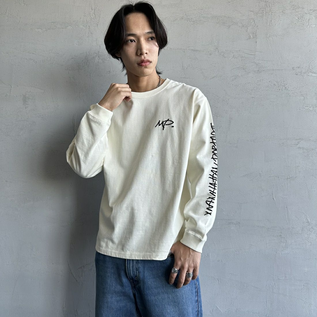 MANHATTAN PORTAGE [マンハッタンポーテージ] 別注 ピグメント染め 手書き風バックロゴ刺繍ロンT [25SSMP-IN64-JF] IVORY &&モデル身長：179cm 着用サイズ：L&&