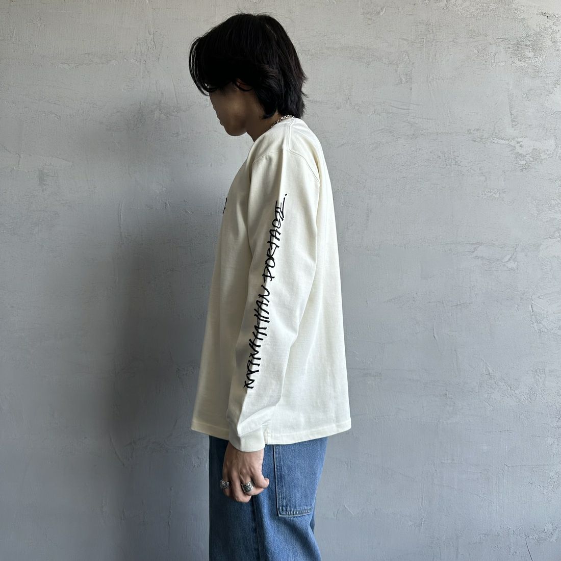 MANHATTAN PORTAGE [マンハッタンポーテージ] 別注 ピグメント染め 手書き風バックロゴ刺繍ロンT [25SSMP-IN64-JF] IVORY &&モデル身長：179cm 着用サイズ：L&&