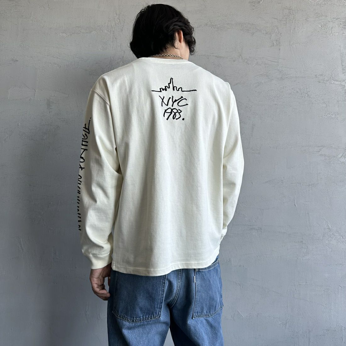 MANHATTAN PORTAGE [マンハッタンポーテージ] 別注 ピグメント染め 手書き風バックロゴ刺繍ロンT [25SSMP-IN64-JF] IVORY &&モデル身長：179cm 着用サイズ：L&&