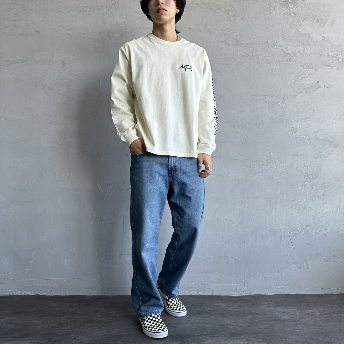 MANHATTAN PORTAGE [マンハッタンポーテージ] 別注 ピグメント染め 手書き風バックロゴ刺繍ロンT [25SSMP-IN64-JF] IVORY &&モデル身長：179cm 着用サイズ：L&&