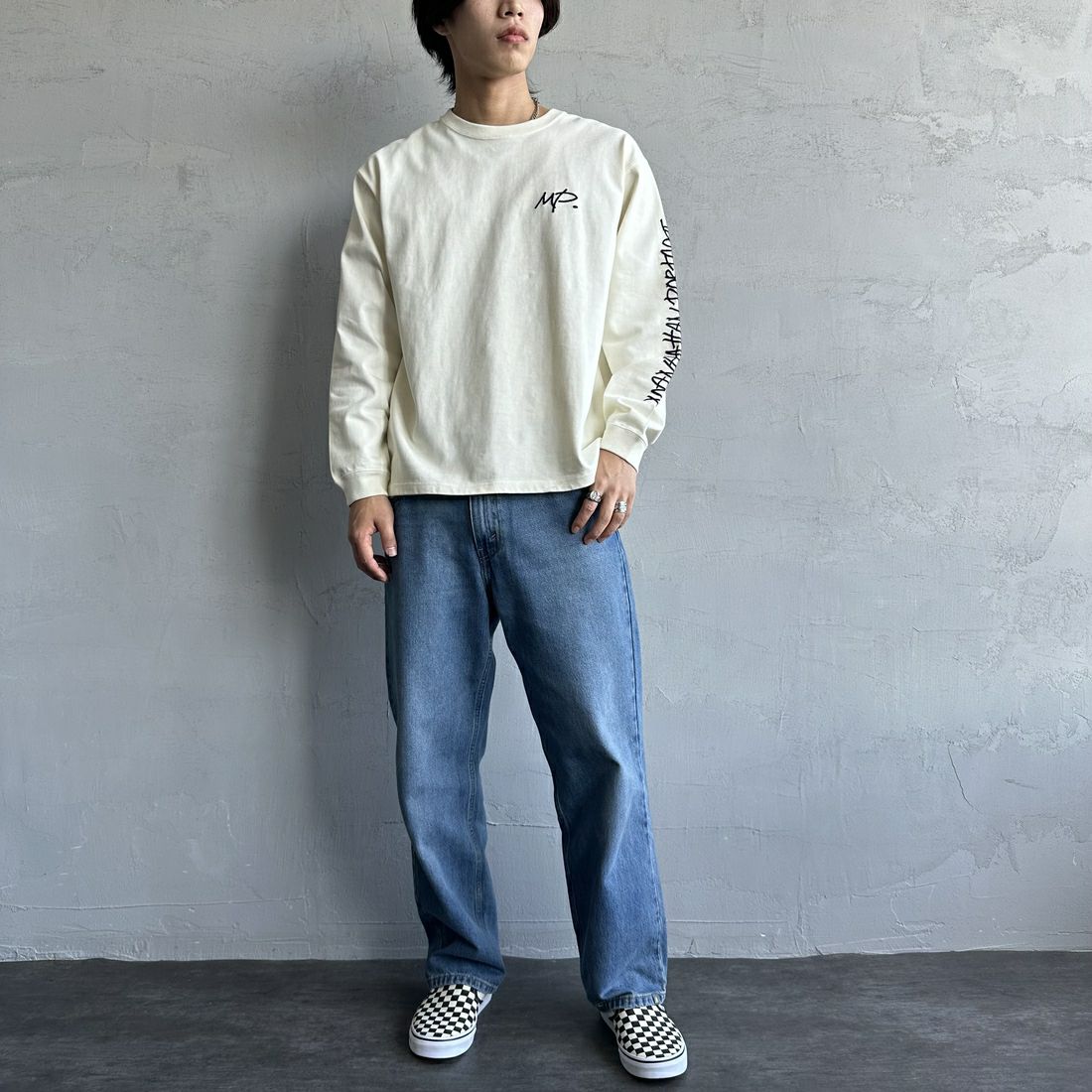 MANHATTAN PORTAGE [マンハッタンポーテージ] 別注 ピグメント染め 手書き風バックロゴ刺繍ロンT [25SSMP-IN64-JF] IVORY &&モデル身長：179cm 着用サイズ：L&&