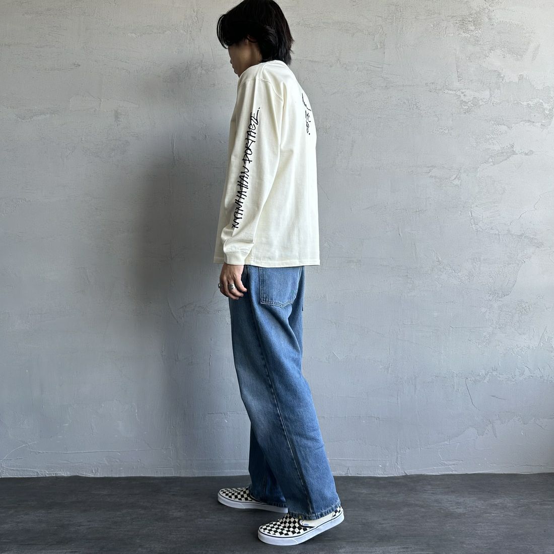 MANHATTAN PORTAGE [マンハッタンポーテージ] 別注 ピグメント染め 手書き風バックロゴ刺繍ロンT [25SSMP-IN64-JF] IVORY &&モデル身長：179cm 着用サイズ：L&&