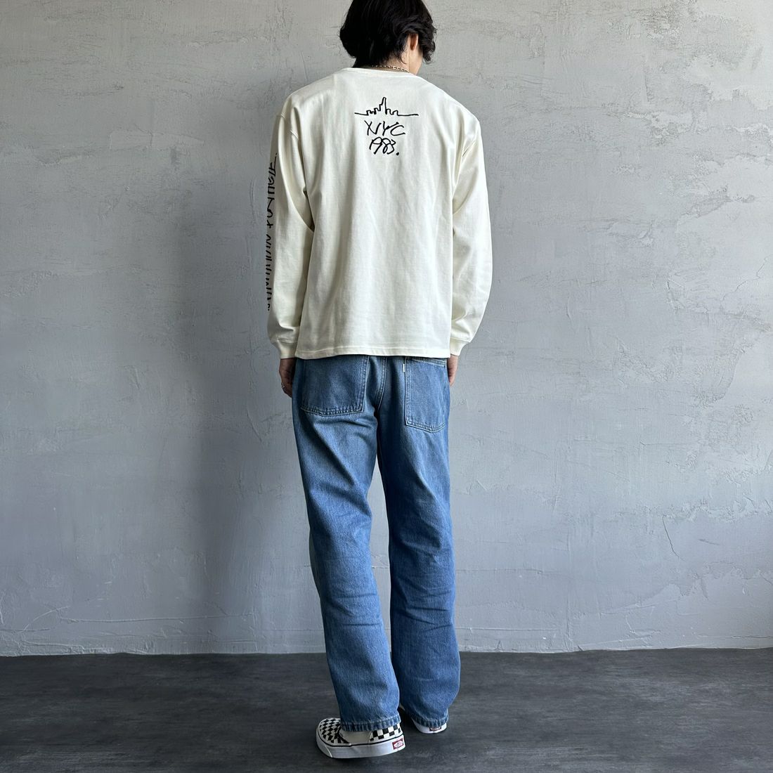 MANHATTAN PORTAGE [マンハッタンポーテージ] 別注 ピグメント染め 手書き風バックロゴ刺繍ロンT [25SSMP-IN64-JF] IVORY &&モデル身長：179cm 着用サイズ：L&&