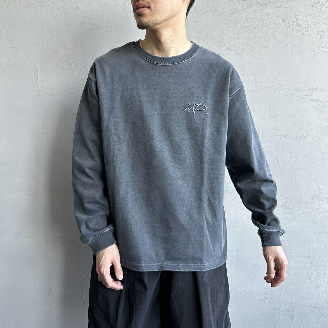 MANHATTAN PORTAGE [マンハッタンポーテージ] 別注 ピグメント染め 手書き風バックロゴ刺繍ロンT [25SSMP-IN64-JF] CHARCOAL &&モデル身長：168cm 着用サイズ：L&&
