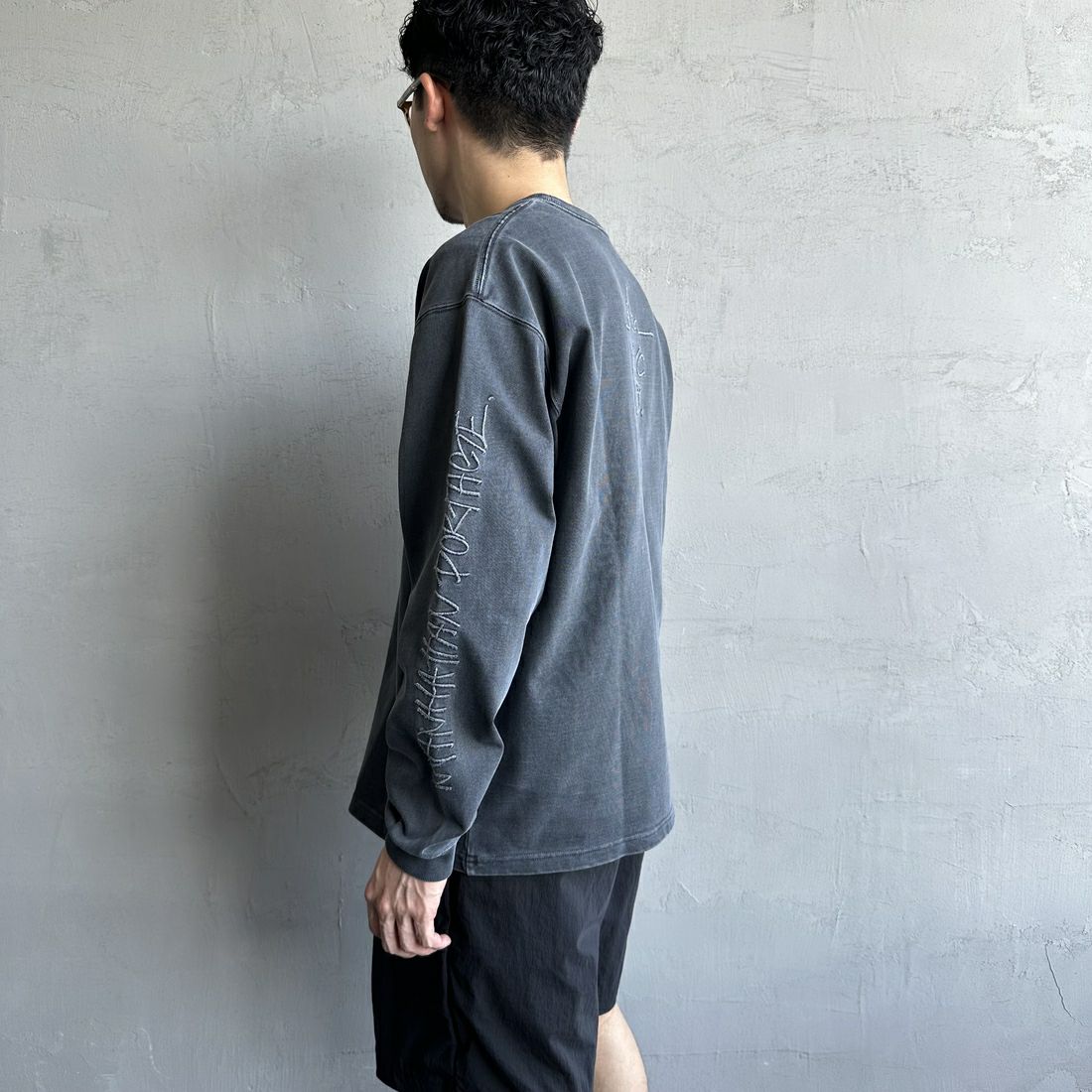 MANHATTAN PORTAGE [マンハッタンポーテージ] 別注 ピグメント染め 手書き風バックロゴ刺繍ロンT [25SSMP-IN64-JF] CHARCOAL &&モデル身長：168cm 着用サイズ：L&&