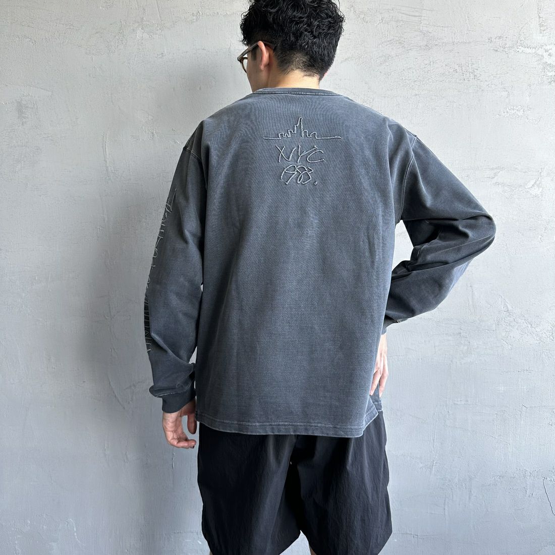 MANHATTAN PORTAGE [マンハッタンポーテージ] 別注 ピグメント染め 手書き風バックロゴ刺繍ロンT [25SSMP-IN64-JF] CHARCOAL &&モデル身長：168cm 着用サイズ：L&&