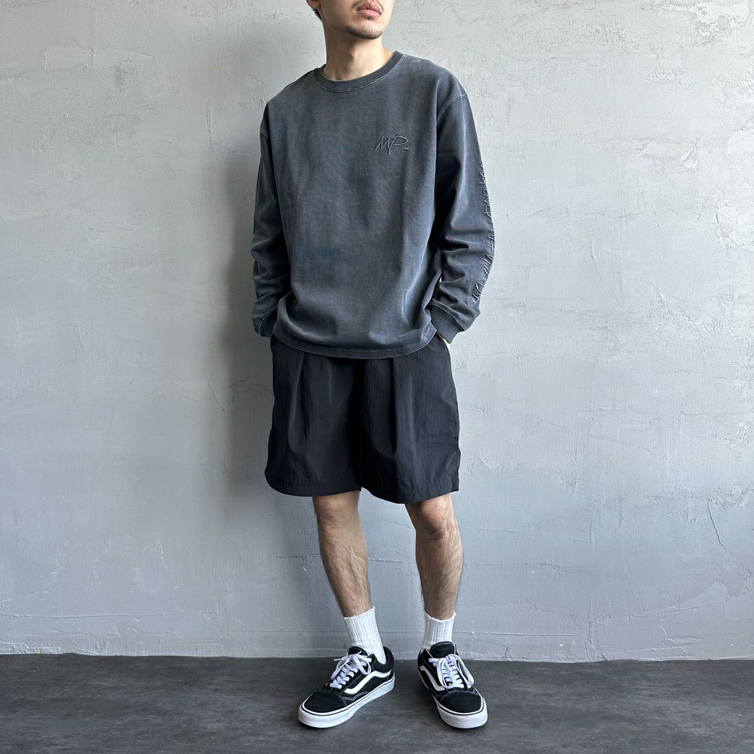 MANHATTAN PORTAGE [マンハッタンポーテージ] 別注 ピグメント染め 手書き風バックロゴ刺繍ロンT [25SSMP-IN64-JF] CHARCOAL &&モデル身長：168cm 着用サイズ：L&&