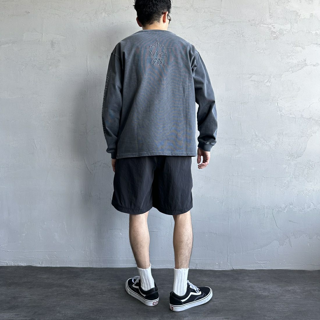 MANHATTAN PORTAGE [マンハッタンポーテージ] 別注 ピグメント染め 手書き風バックロゴ刺繍ロンT [25SSMP-IN64-JF] CHARCOAL &&モデル身長：168cm 着用サイズ：L&&