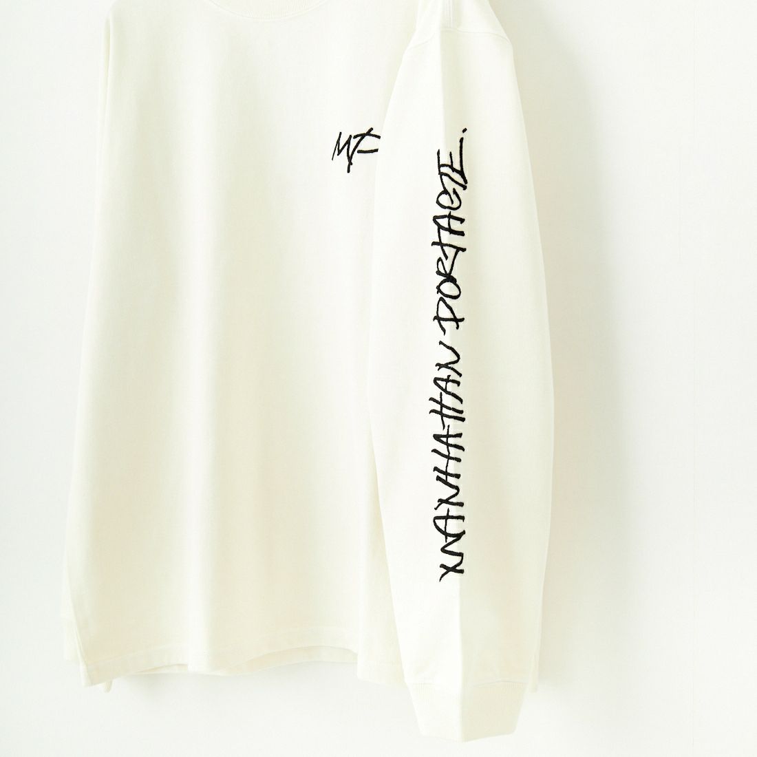 MANHATTAN PORTAGE [マンハッタンポーテージ] 別注 ピグメント染め 手書き風バックロゴ刺繍ロンT [25SSMP-IN64-JF] IVORY