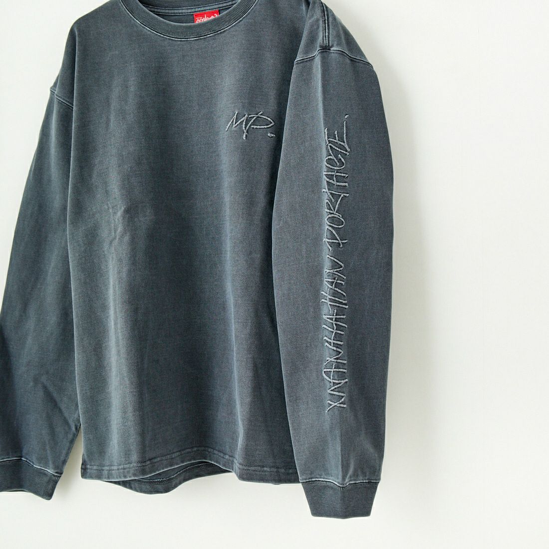 MANHATTAN PORTAGE [マンハッタンポーテージ] 別注 ピグメント染め 手書き風バックロゴ刺繍ロンT [25SSMP-IN64-JF] CHARCOAL
