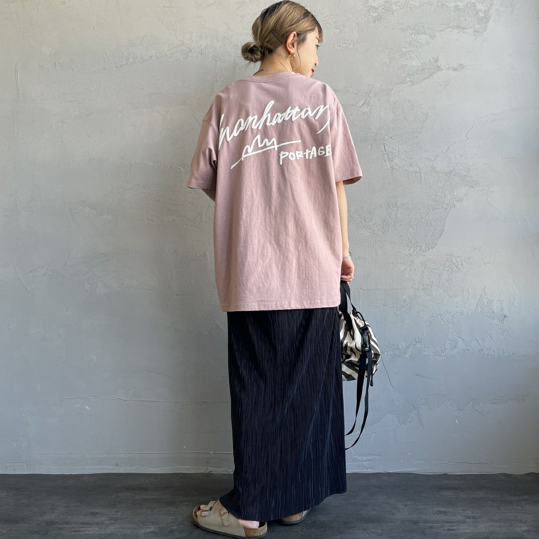 MANHATTAN PORTAGE [マンハッタンポーテージ] 別注 手描き風ロゴ バックプリントTシャツ [25SSMP-IN63-JF] PINK &&モデル身長：150cm 着用サイズ：S&&
