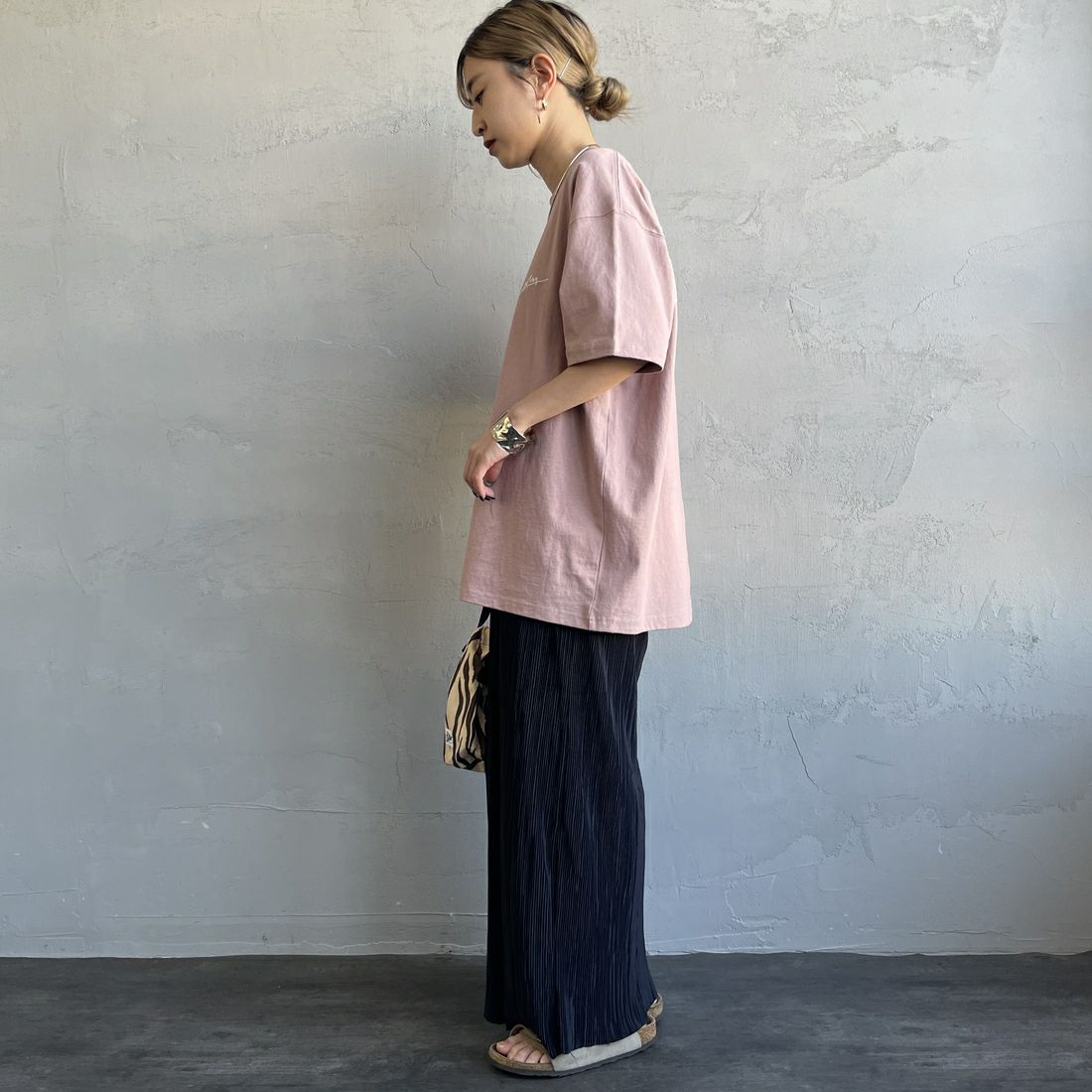 MANHATTAN PORTAGE [マンハッタンポーテージ] 別注 手描き風ロゴ バックプリントTシャツ [25SSMP-IN63-JF] PINK &&モデル身長：150cm 着用サイズ：S&&