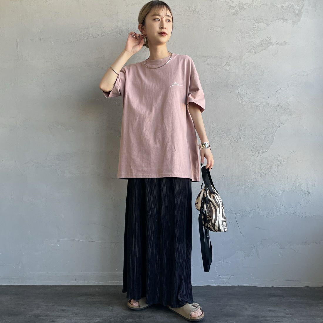 MANHATTAN PORTAGE [マンハッタンポーテージ] 別注 手描き風ロゴ バックプリントTシャツ [25SSMP-IN63-JF] PINK &&モデル身長：150cm 着用サイズ：S&&