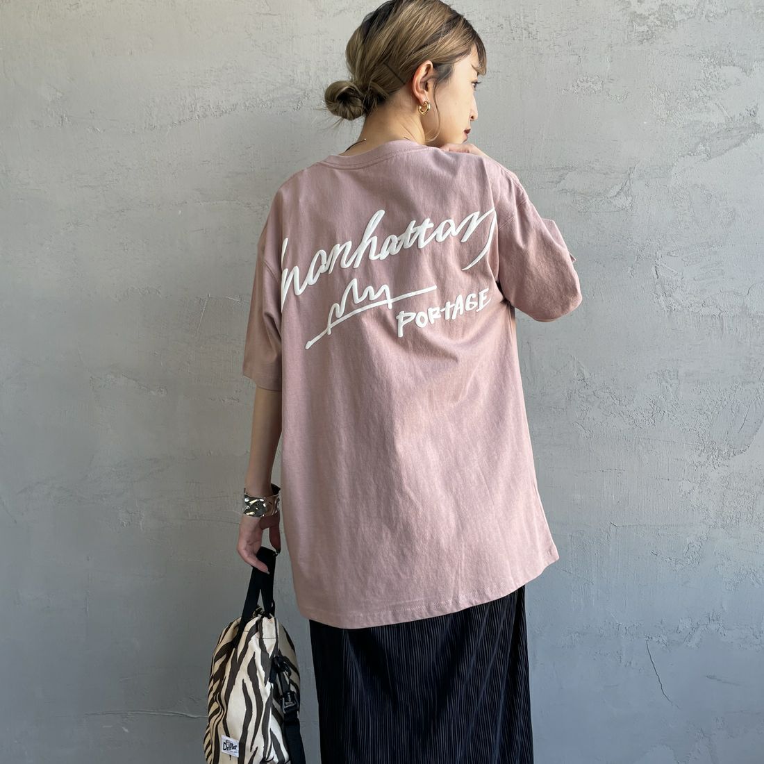 MANHATTAN PORTAGE [マンハッタンポーテージ] 別注 手描き風ロゴ バックプリントTシャツ [25SSMP-IN63-JF] PINK &&モデル身長：150cm 着用サイズ：S&&