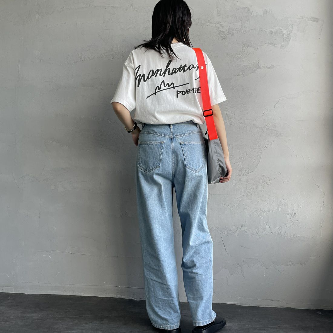 MANHATTAN PORTAGE [マンハッタンポーテージ] 別注 手描き風ロゴ バックプリントTシャツ [25SSMP-IN63-JF] WHITE &&モデル身長：160cm 着用サイズ：S&&