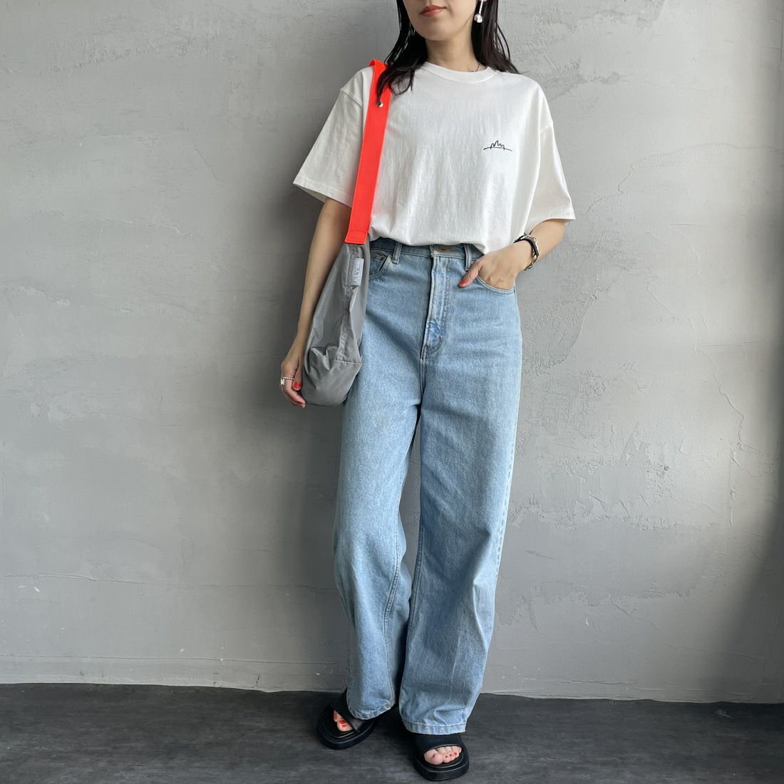 MANHATTAN PORTAGE [マンハッタンポーテージ] 別注 手描き風ロゴ バックプリントTシャツ [25SSMP-IN63-JF] WHITE &&モデル身長：160cm 着用サイズ：S&&