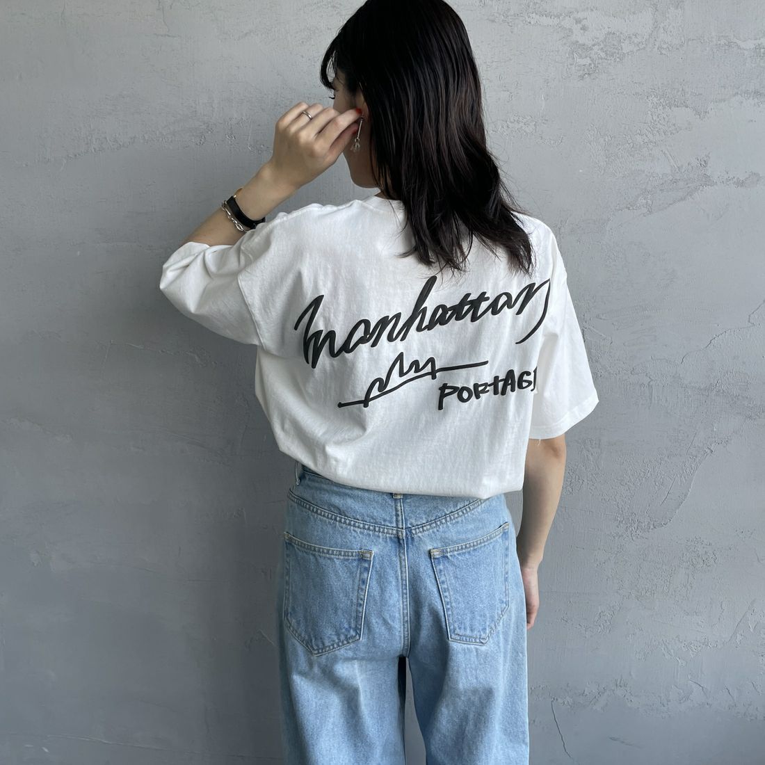 MANHATTAN PORTAGE [マンハッタンポーテージ] 別注 手描き風ロゴ バックプリントTシャツ [25SSMP-IN63-JF] WHITE &&モデル身長：160cm 着用サイズ：S&&