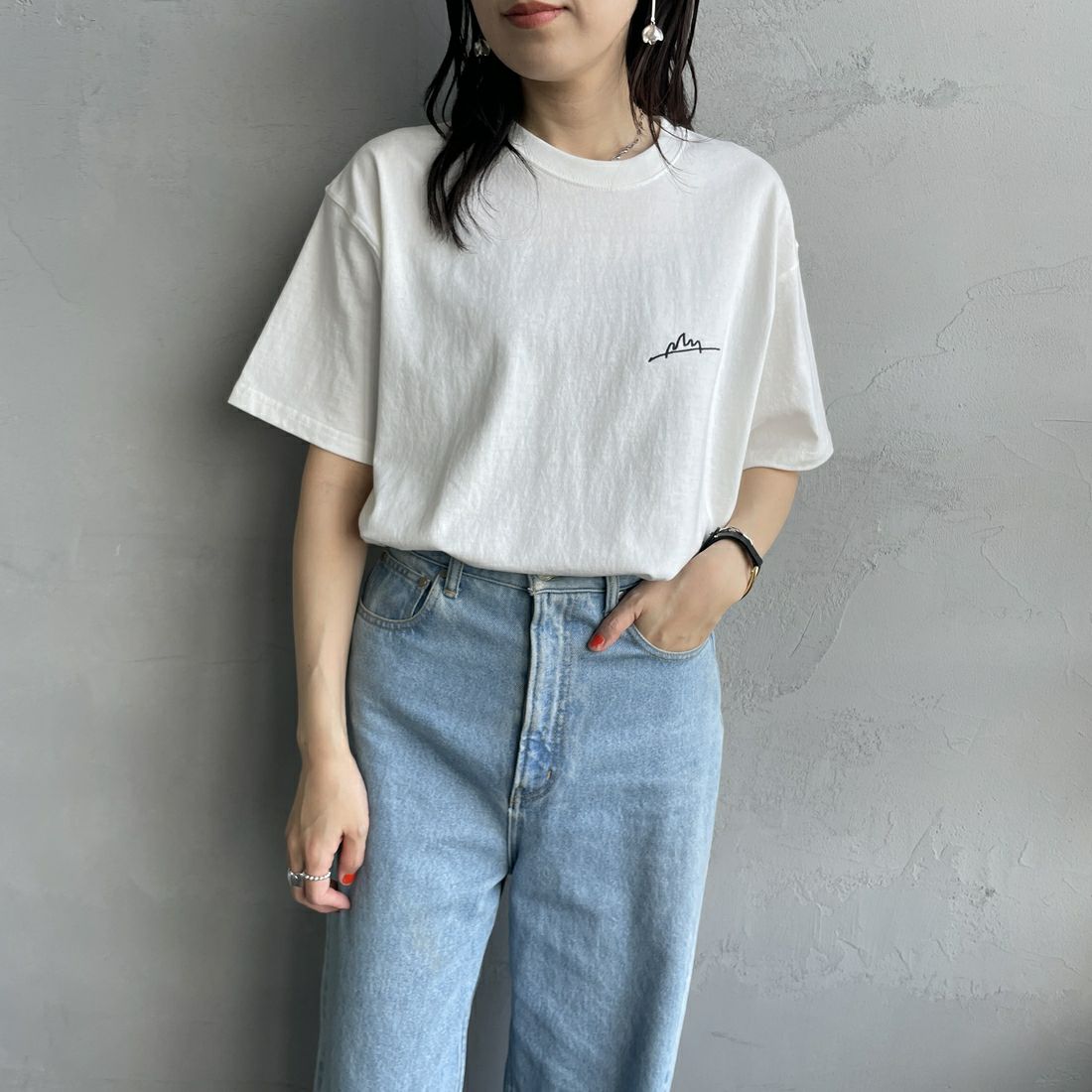 MANHATTAN PORTAGE [マンハッタンポーテージ] 別注 手描き風ロゴ バックプリントTシャツ [25SSMP-IN63-JF] WHITE &&モデル身長：160cm 着用サイズ：S&&