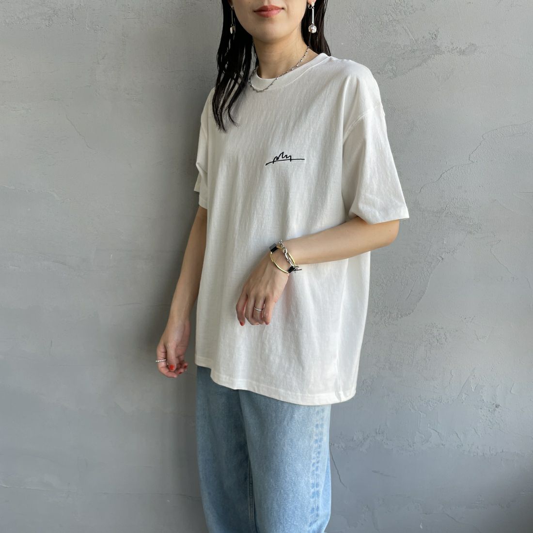 MANHATTAN PORTAGE [マンハッタンポーテージ] 別注 手描き風ロゴ バックプリントTシャツ [25SSMP-IN63-JF] WHITE &&モデル身長：160cm 着用サイズ：S&&