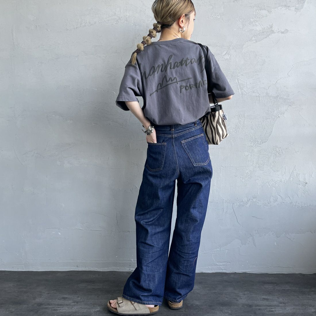 MANHATTAN PORTAGE [マンハッタンポーテージ] 別注 手描き風ロゴ バックプリントTシャツ [25SSMP-IN63-JF] CHARCOAL &&モデル身長：150cm 着用サイズ：S&&